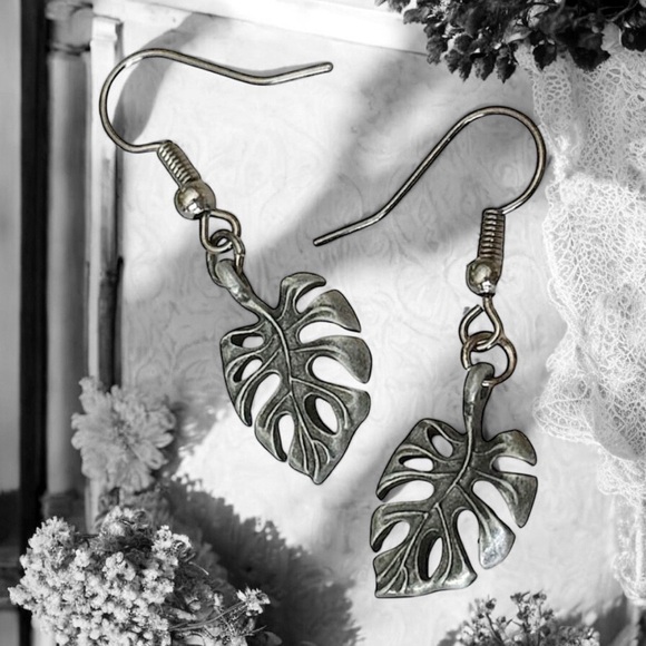 5 For $25💫Pewter Palm Dangles Earrings - Picture 1 of 5